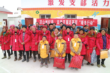 貧困村民穿上了w66國際羽絨服